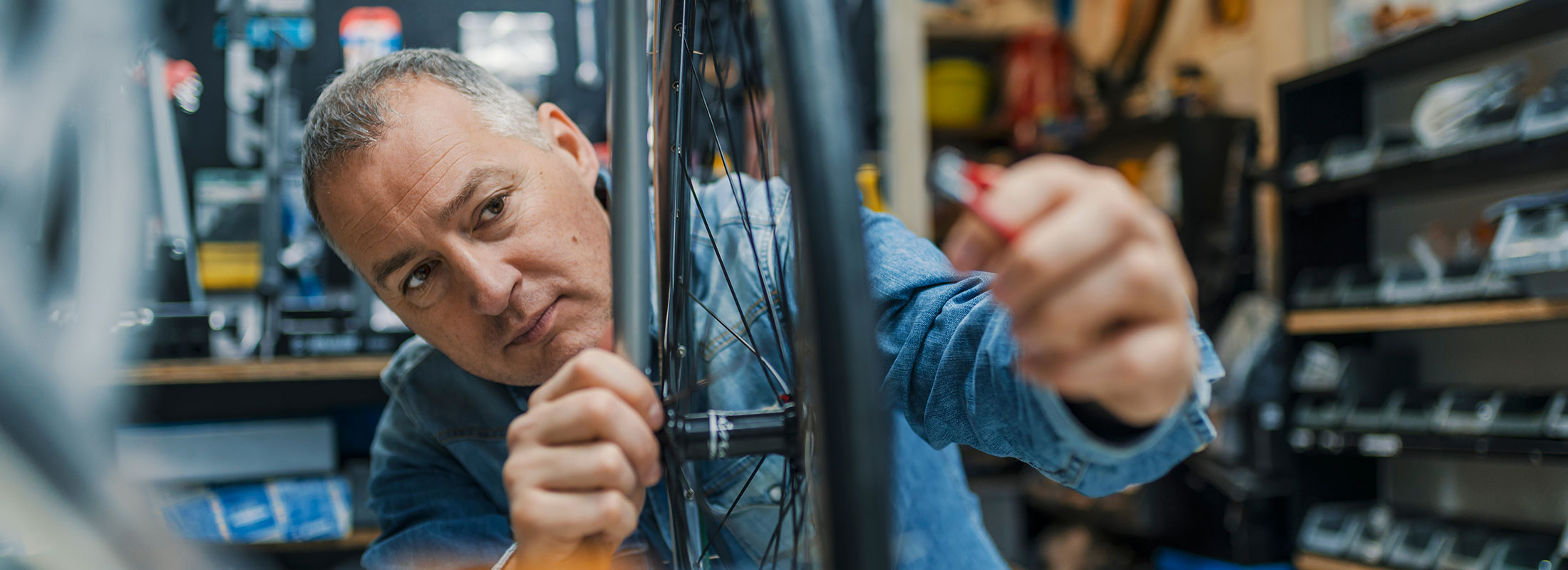 Ein Zweiradmechaniker repariert ein Rennrad