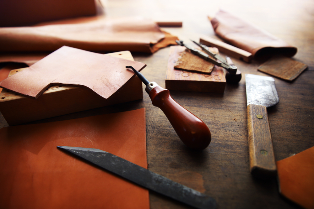 Lederwaren und Arbeitsmaterial einer Sattlerei