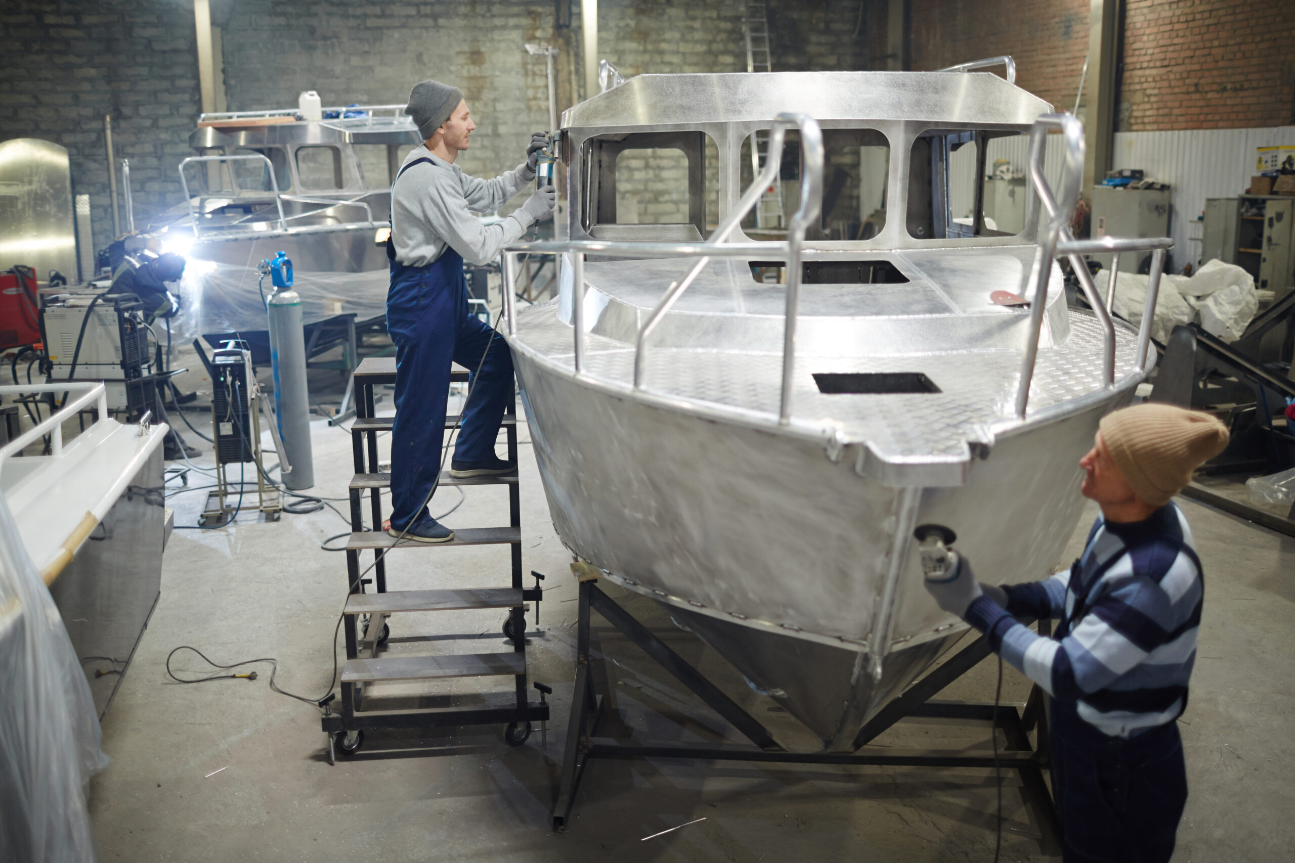 Ein Boot wird in der Halle gabaut