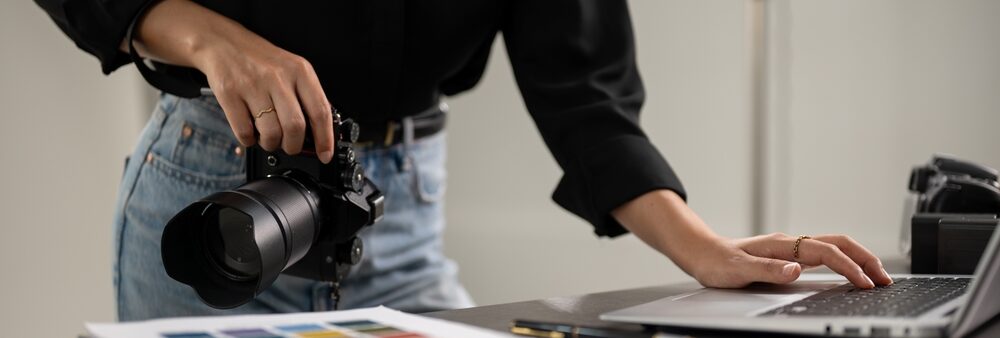 Fotograf beim Auswerten der Fotos am Laptop