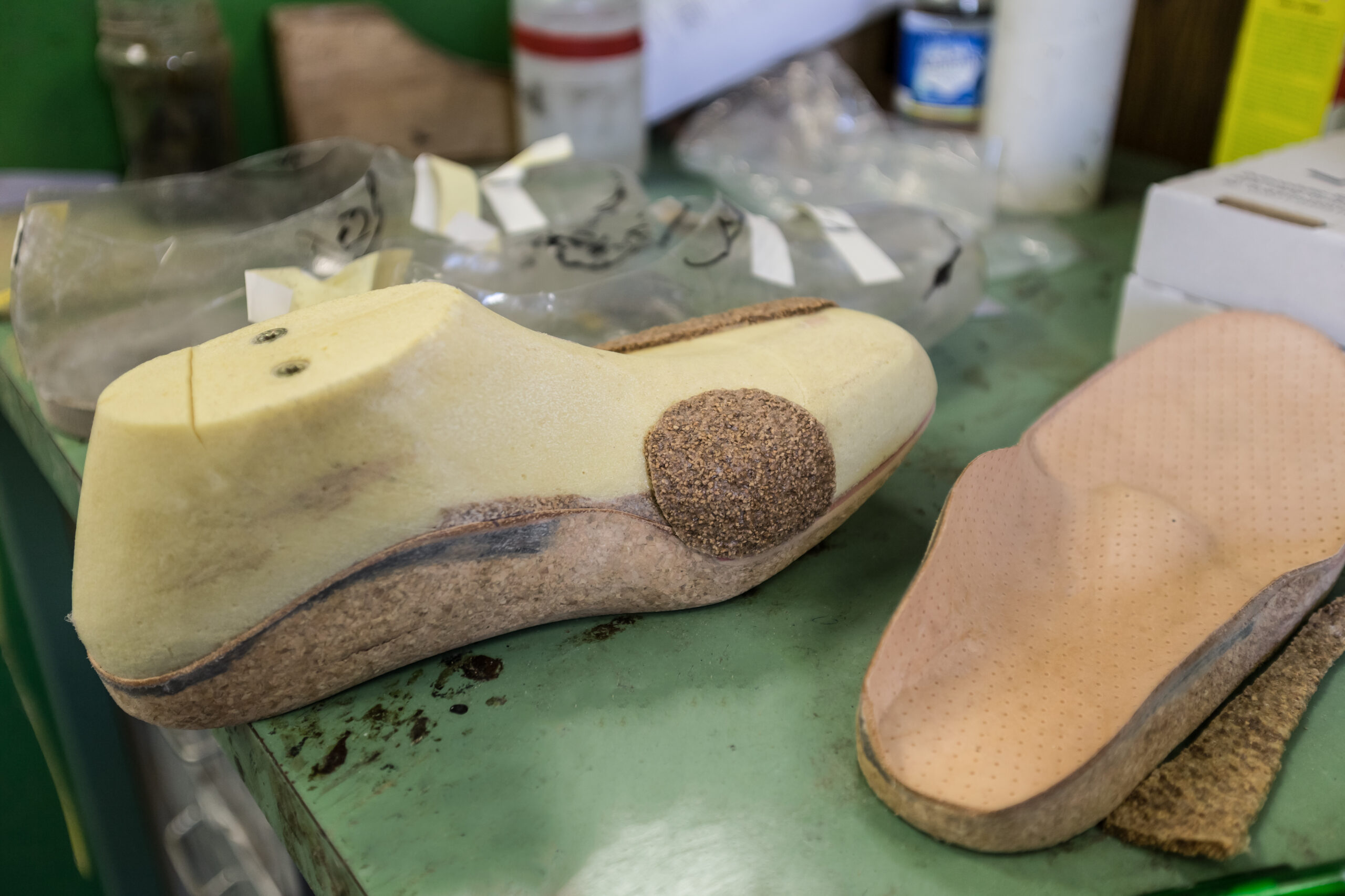 Orthopädieschuhmacher fertigt ein paar Schuhe
